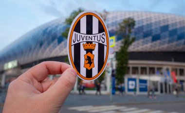 30 Ağustos 2021, Torino, İtalya. Modern stadyumun arka planındaki Juventus futbol kulübünün amblemi..