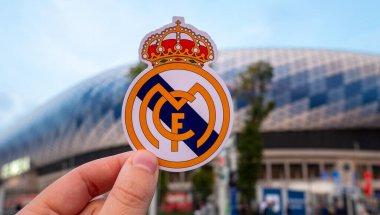 12 Eylül 2021, Madrid, İspanya. Futbol Real Madrid CF 'nin amblemi modern bir stadyumun arka planına karşı..
