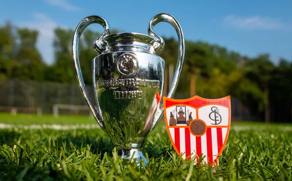 30 Ağustos 2021, Sevilla, İspanya. Sevilla FC amblemi ve stadyumun yeşil sahasında oynanan UEFA Şampiyonlar Ligi Kupası.