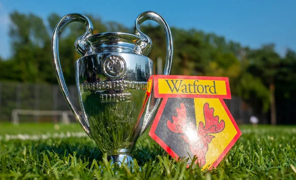 30 Ağustos 2021, Moskova, Rusya. Watford Futbol Kulübü amblemi ve stadyumun yeşil sahasında oynanan UEFA Şampiyonlar Ligi Kupası.