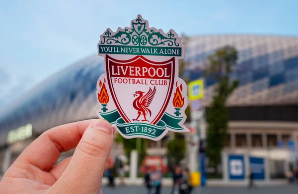 September 2021 Liverpool Storbritannien Liverpool Fotbollsklubbens Emblem Mot Bakgrund Modern — Stockfoto
