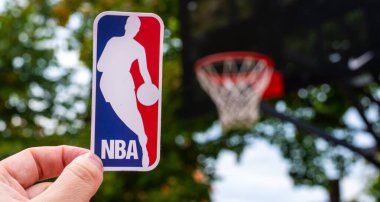 15 Eylül 2021, Springfield, ABD, Ulusal Basketbol Federasyonu 'nun amblemi elinde..