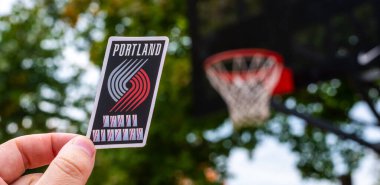 15 Eylül 2021, Portland, ABD basketbol kulübü Portland Trail Blazers 'ın amblemini elinde tutan bir adam..
