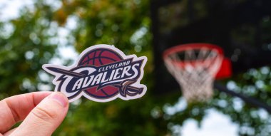 15 Eylül 2021, Springfield, ABD basketbol kulübü Cleveland Cavaliers 'in amblemi bir adamın elinde..