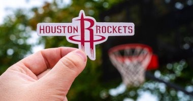 15 Eylül 2021, Houston, ABD, Houston Rockets basketbol kulübünün amblemini elinde tutan bir adam.