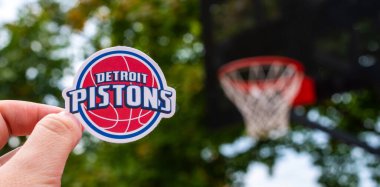 15 Eylül 2021, Detroit, ABD, Detroit Pistons basketbol kulübünün amblemini elinde tutan bir adam..