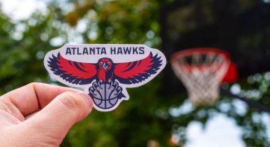 15 Eylül 2021 'de Atlanta, ABD' de bir adam Atlanta Hawks basketbol kulübünün amblemini elinde tutuyor..