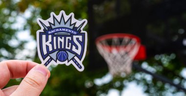 15 Eylül 2021, Sacramento, ABD, Sacramento Kings basketbol kulübünün amblemini elinde tutan bir adam..