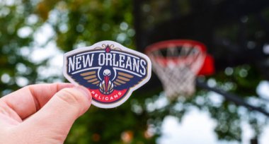 15 Eylül 2021, New Orleans, ABD, New Orleans Pelicans basketbol kulübünün amblemini elinde tutan bir adam.