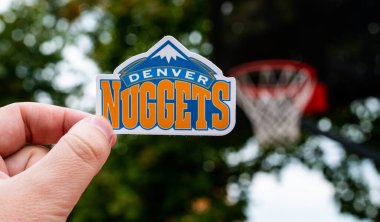 15 Eylül 2021, Denver, ABD, Denver Nuggets basketbol kulübünün amblemini elinde tutan bir adam..