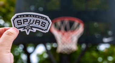 15 Eylül 2021, San Antonio, ABD bir adam San Antonio Spurs basketbol kulübünün amblemini elinde tutuyor..