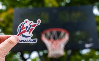 15 Eylül 2021, Washington, ABD, Washington Wizards basketbol kulübünün amblemini elinde tutan bir adam..