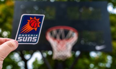 15 Eylül 2021, Phoenix, ABD, Phoenix Suns basketbol kulübünün amblemini elinde tutan bir adam..