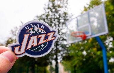 15 Eylül 2021, ABD Salt Lake City basketbol kulübü Utah Jazz 'ın amblemini elinde tutan bir adam..