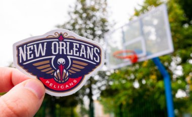 15 Eylül 2021, New Orleans, ABD, New Orleans Pelicans basketbol kulübünün amblemini elinde tutan bir adam.
