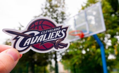 15 Eylül 2021, Springfield, ABD basketbol kulübü Cleveland Cavaliers 'in amblemi bir adamın elinde..