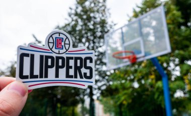 15 Eylül 2021, Los Angeles, ABD, Los Angeles Clippers basketbol kulübünün amblemini elinde tutan bir adam.