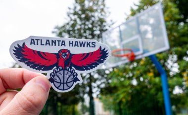 15 Eylül 2021 'de Atlanta, ABD' de bir adam Atlanta Hawks basketbol kulübünün amblemini elinde tutuyor..