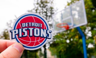 15 Eylül 2021, Detroit, ABD, Detroit Pistons basketbol kulübünün amblemini elinde tutan bir adam..