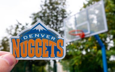 15 Eylül 2021, Denver, ABD, Denver Nuggets basketbol kulübünün amblemini elinde tutan bir adam..