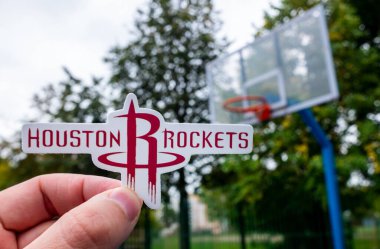 15 Eylül 2021, Houston, ABD, Houston Rockets basketbol kulübünün amblemini elinde tutan bir adam.