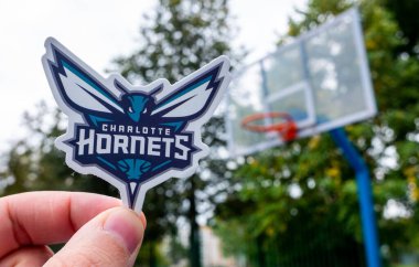 15 Eylül 2021, Charlotte, ABD Charlotte Hornets basketbol kulübünün logosu elinde..