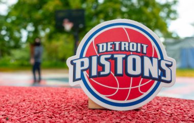15 Eylül 2021, Detroit, ABD, Detroit Pistons spor sahasının amblemi.