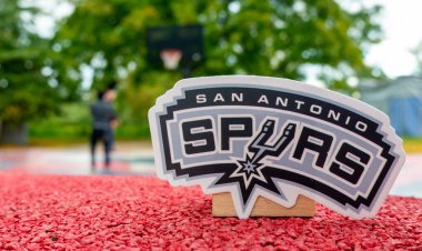 15 Eylül 2021, San Antonio, ABD, San Antonio Spurs 'un spor sahasındaki amblemi..