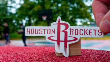 15 Eylül 2021, Houston, ABD, Houston Rockets basketbol kulübünün amblemini elinde tutan bir adam.