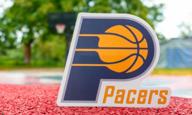 15 Eylül 2021, Indianapolis, ABD spor sahasındaki Indiana Pacers basketbol kulübünün amblemi..