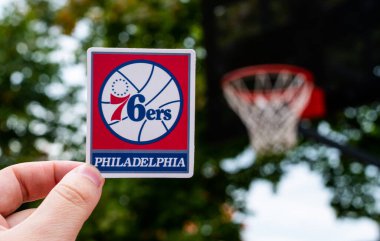 15 Eylül 2021, Philadelphia, ABD, Philadelphia 76ers basketbol kulübünün amblemini elinde tutan bir adam.