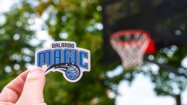 15 Eylül 2021 'de, Orlando, ABD' de bir adam spor sahasında Orlando Magic basketbol kulübünün amblemini elinde tutuyor..
