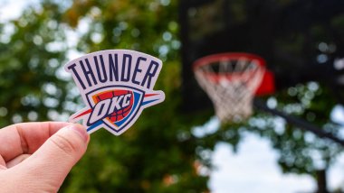 15 Eylül 2021, Oklahoma City, ABD, Oklahoma City Thunder basketbol kulübünün amblemi elinde..