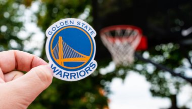 15 Eylül 2021, San Francisco, ABD, Spor sahasında Golden State Warriors 'un amblemini taşıyan bir adam.