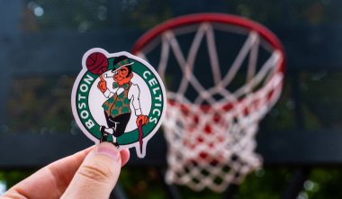 15 Eylül 2021, Boston, ABD, Boston Celtics basketbol kulübünün logosu bir adamın elinde..