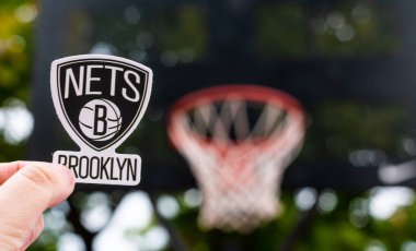 15 Eylül 2021, New York, ABD Brooklyn Nets basketbol kulübünün logosu bir adamın elinde..
