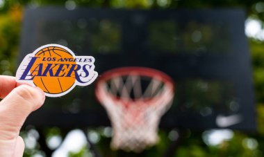 15 Eylül 2021, Los Angeles, ABD bir adam Los Angeles Lakers basketbol kulübünün amblemini elinde tutuyor..