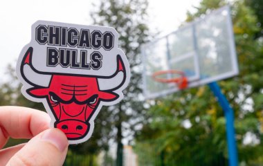 15 Eylül 2021, Chicago, ABD, Chicago Bulls basketbol kulübünün amblemini elinde tutan bir adam..