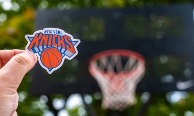 15 Eylül 2021, New York, ABD bir adam New York Knicks basketbol kulübünün amblemini elinde tutuyor..