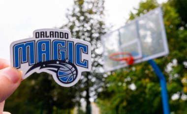 15 Eylül 2021 'de, Orlando, ABD' de bir adam spor sahasında Orlando Magic basketbol kulübünün amblemini elinde tutuyor..
