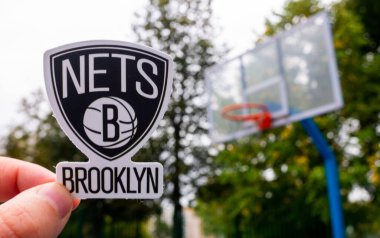 15 Eylül 2021, New York, ABD Brooklyn Nets basketbol kulübünün logosu bir adamın elinde..