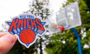 15 Eylül 2021, New York, ABD bir adam New York Knicks basketbol kulübünün amblemini elinde tutuyor..