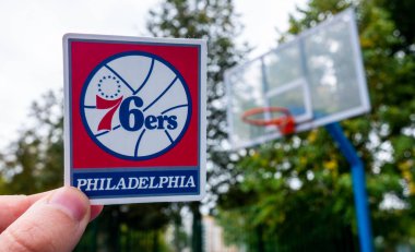 15 Eylül 2021, Philadelphia, ABD, Philadelphia 76ers basketbol kulübünün amblemini elinde tutan bir adam.