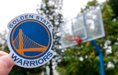 15 Eylül 2021, San Francisco, ABD, Spor sahasında Golden State Warriors 'un amblemini taşıyan bir adam.