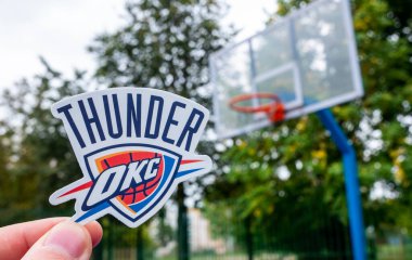 15 Eylül 2021, Oklahoma City, ABD, Oklahoma City Thunder basketbol kulübünün amblemi elinde..