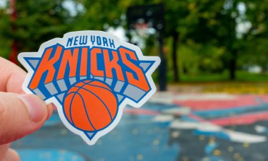 15 Eylül 2021, New York, ABD bir adam New York Knicks basketbol kulübünün amblemini elinde tutuyor..