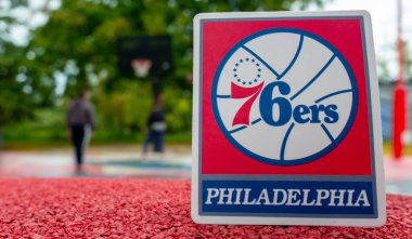 15 Eylül 2021, Philadelphia, ABD spor sahasındaki Philadelphia 76ers basketbol kulübünün amblemi..