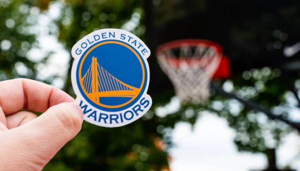 15 Eylül 2021, San Francisco, ABD, Spor sahasında Golden State Warriors 'un amblemini taşıyan bir adam.