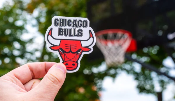 15 Eylül 2021, Chicago, ABD, Chicago Bulls basketbol kulübünün amblemini elinde tutan bir adam..