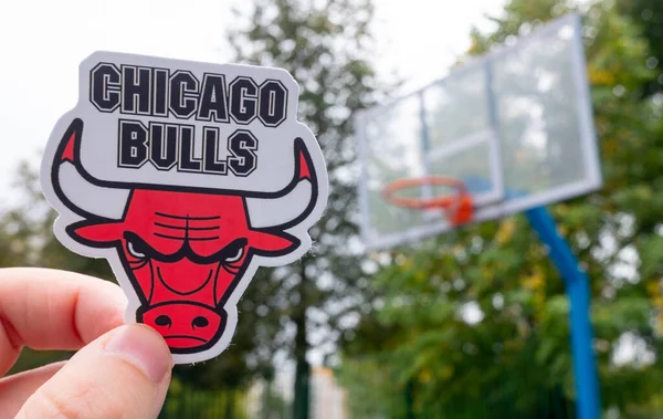 15 Eylül 2021, Chicago, ABD, Chicago Bulls basketbol kulübünün amblemini elinde tutan bir adam..